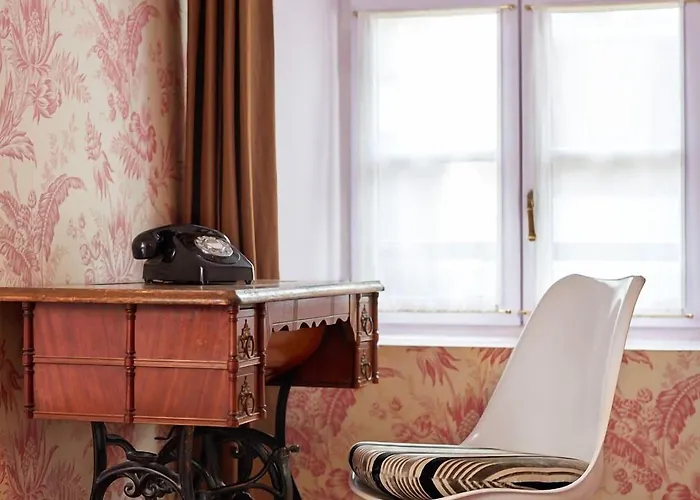 فندق Du Petit Moulin, Haute Couture By Lacroix 4*