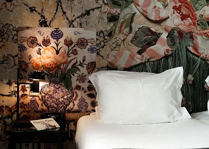 Du Petit Moulin, Haute Couture By Lacroix فندق