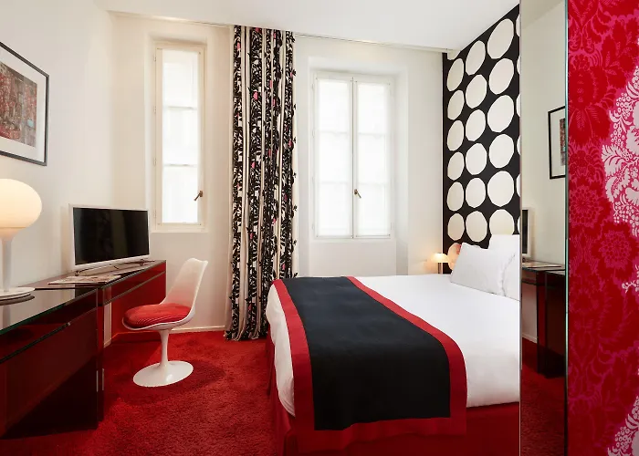 Du Petit Moulin, Haute Couture By Lacroix 4* باريس