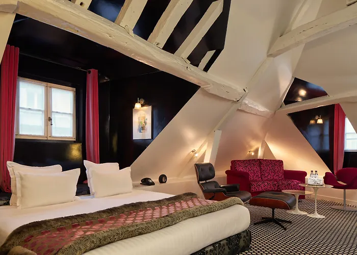 Du Petit Moulin, Haute Couture By Lacroix 4* باريس