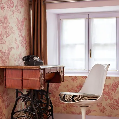 Hotel Du Petit Moulin, Haute Couture By Lacroix 4*