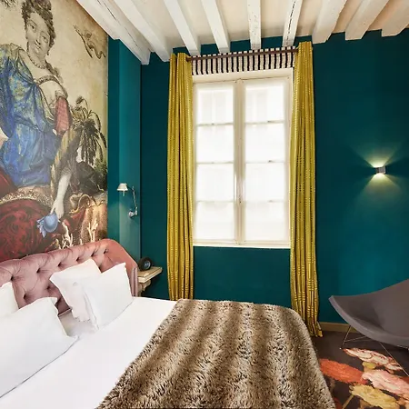 Du Petit Moulin, Haute Couture By Lacroix 4* Paris