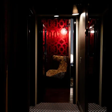 Hotel Du Petit Moulin, Haute Couture By Lacroix 4*