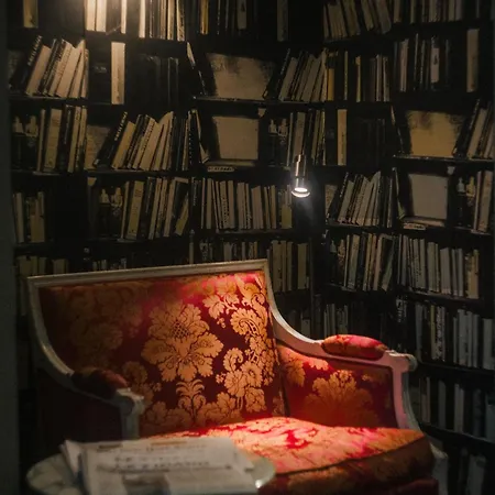 Du Petit Moulin, Haute Couture By Lacroix Hotel Parigi