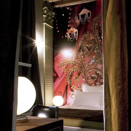 Du Petit Moulin, Haute Couture By Lacroix Hotel