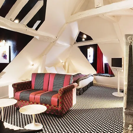 Hotel Du Petit Moulin, Haute Couture By Lacroix 4*