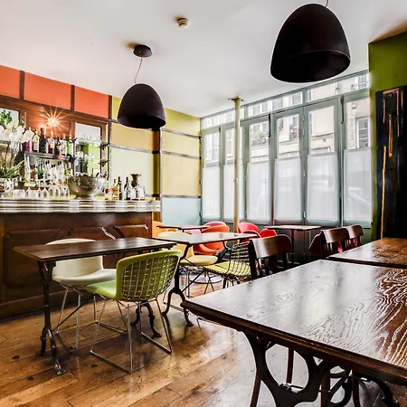 Du Petit Moulin, Haute Couture By Lacroix Hotel Parigi