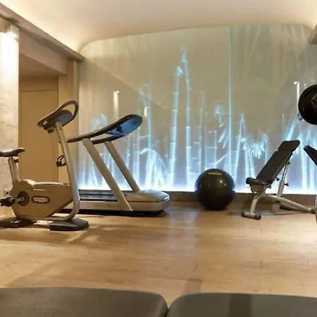 Du Petit Moulin, Haute Couture By Lacroix 4* פריז