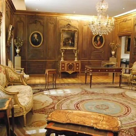 Du Petit Moulin, Haute Couture By Lacroix מלון 4*