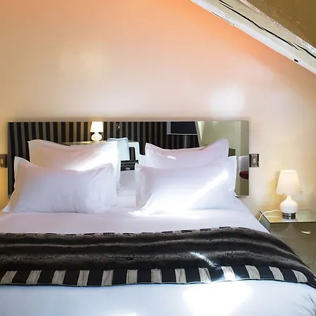 Hotel Du Petit Moulin, Haute Couture By Lacroix 4*