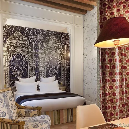 Du Petit Moulin, Haute Couture By Lacroix 4*