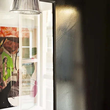 Du Petit Moulin, Haute Couture By Lacroix Hotel Parigi