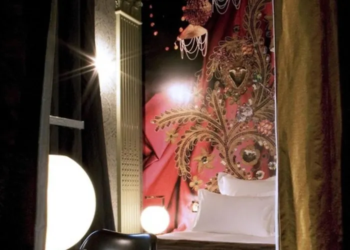 Du Petit Moulin, Haute Couture By Lacroix Hotel