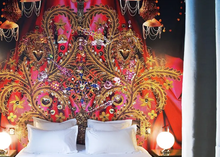 Du Petit Moulin, Haute Couture By Lacroix Hotel