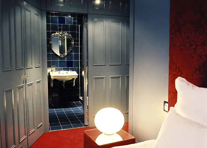 Du Petit Moulin, Haute Couture By Lacroix Hotel París