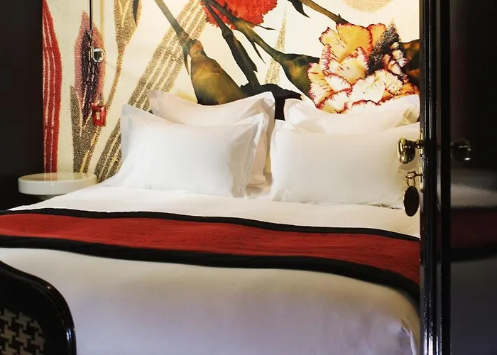 Hotel Du Petit Moulin, Haute Couture By Lacroix 4*