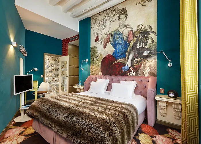 Hotel Du Petit Moulin, Haute Couture By Lacroix París