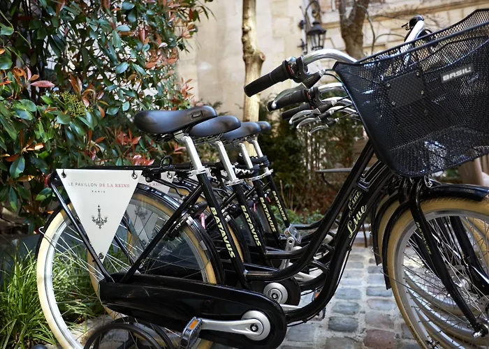 Du Petit Moulin, Haute Couture By Lacroix Hotel París