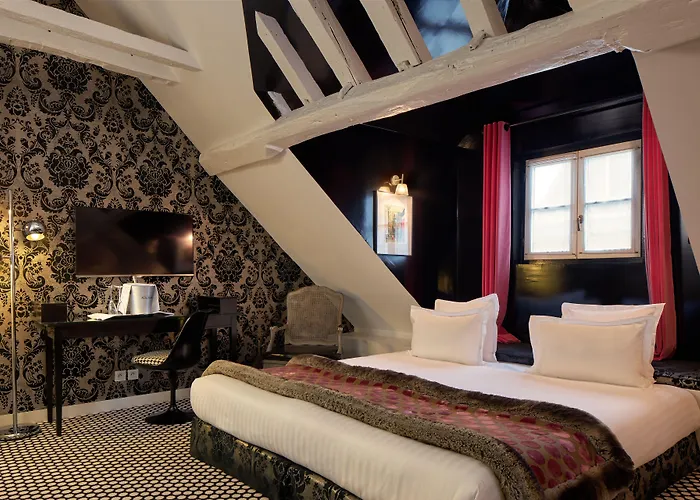 Du Petit Moulin, Haute Couture By Lacroix Hotel