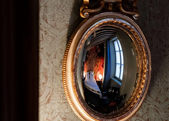 Hotel Du Petit Moulin, Haute Couture By Lacroix 4*