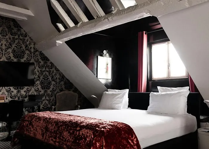 Du Petit Moulin, Haute Couture By Lacroix Hotel París