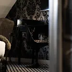 Du Petit Moulin, Haute Couture By Lacroix 4* Париж