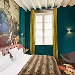Du Petit Moulin, Haute Couture By Lacroix פריז