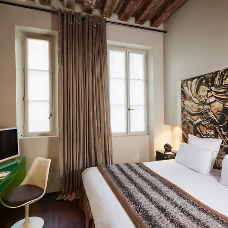 Du Petit Moulin, Haute Couture By Lacroix Otel Paris